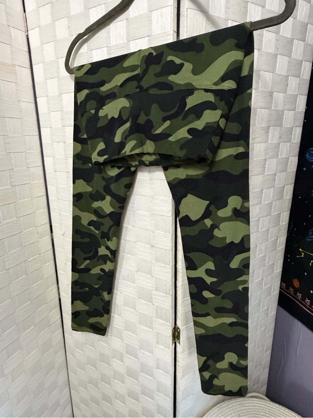 Kids Camo Leggings - Green Camouflage - Picture 2 of 3
